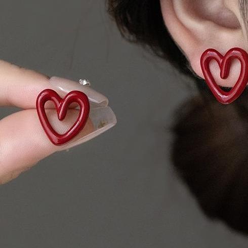 Girl's thoughts~Small retro drop glazed red hollow heart earrings with white and high-end fashion, earrings and accessories