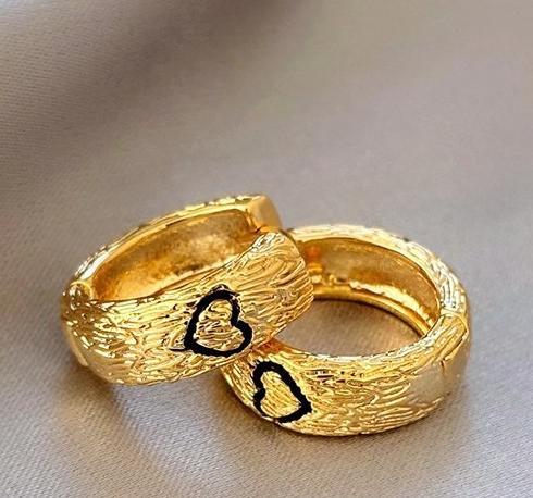 Gold heart ear ring niche design, high-end and exquisite ear buckle for women 2024 new popular retro metal earrings