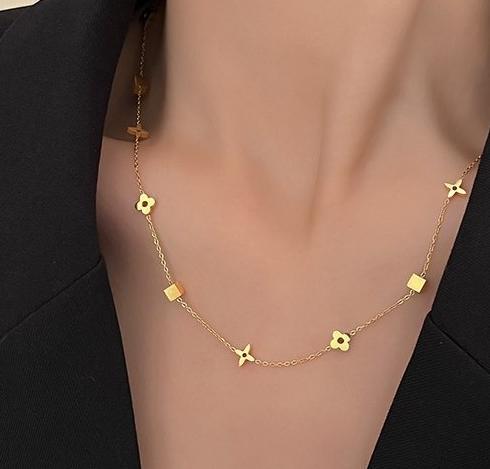 Gold titanium steel necklace for women, 2024 new model, light luxury, niche design, accessory, collarbone chain, high-end necklace