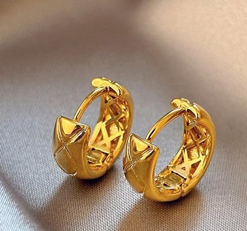 Golden round earrings for women with a high-end feel, light luxury, niche retro Hong Kong style earrings, 2024 new popular internet celebrity earrings buckle