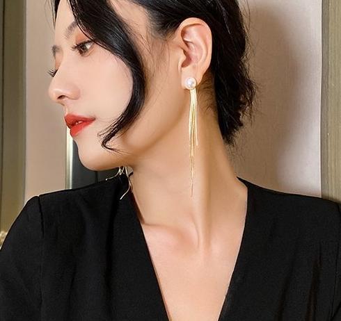 High end pearl long tassel earrings 2024 new trendy earrings for women, simple temperament, light luxury, internet famous earrings