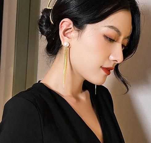 High end pearl long tassel earrings 2024 new trendy earrings for women, simple temperament, light luxury, internet famous earrings