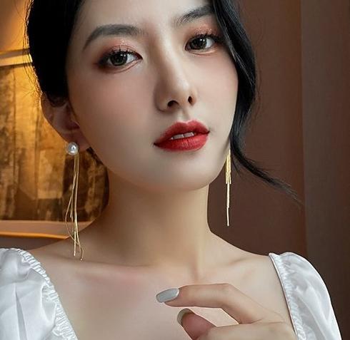 High end pearl long tassel earrings 2024 new trendy earrings for women, simple temperament, light luxury, internet famous earrings