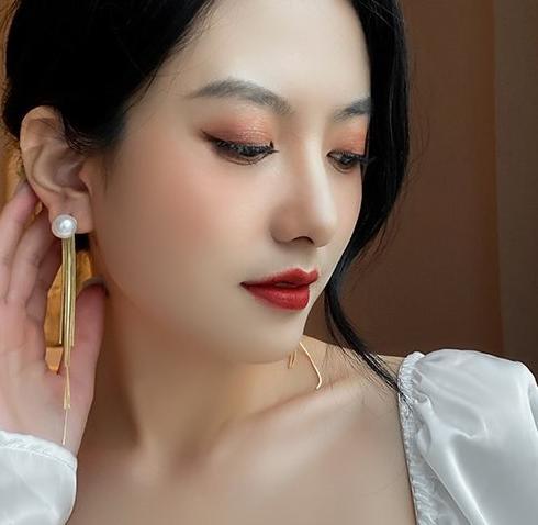 High end pearl long tassel earrings 2024 new trendy earrings for women, simple temperament, light luxury, internet famous earrings