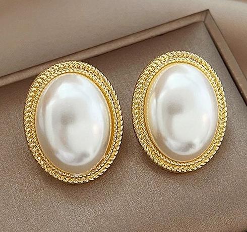 Hong Kong style retro pearl earrings for women, 2024 new popular item, internet celebrity, light luxury temperament, niche design, high-end earrings