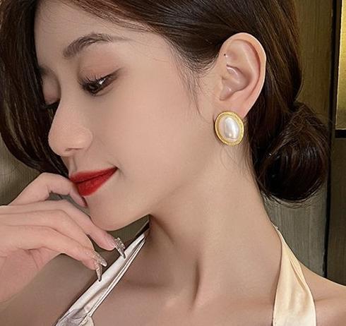 Hong Kong style retro pearl earrings for women, 2024 new popular item, internet celebrity, light luxury temperament, niche design, high-end earrings