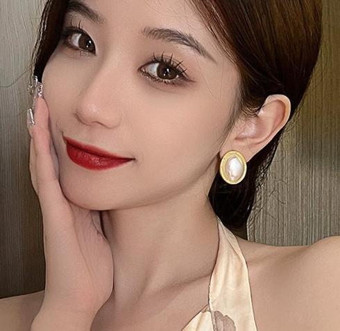 Hong Kong style retro pearl earrings for women, 2024 new popular item, internet celebrity, light luxury temperament, niche design, high-end earrings