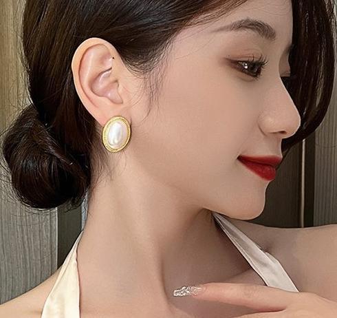 Hong Kong style retro pearl earrings for women, 2024 new popular item, internet celebrity, light luxury temperament, niche design, high-end earrings