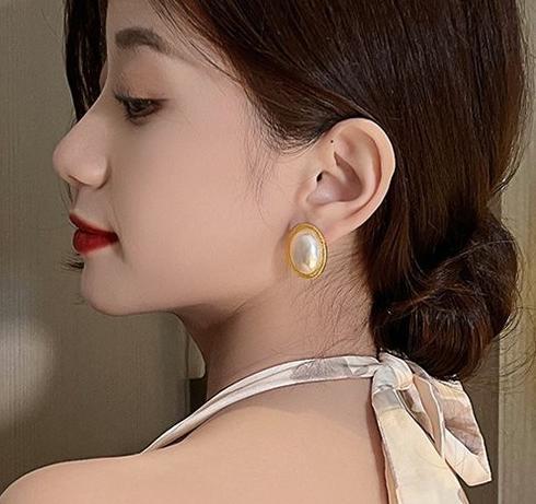 Hong Kong style retro pearl earrings for women, 2024 new popular item, internet celebrity, light luxury temperament, niche design, high-end earrings