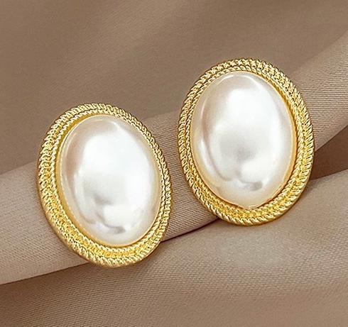 Hong Kong style retro pearl earrings for women, 2024 new popular item, internet celebrity, light luxury temperament, niche design, high-end earrings