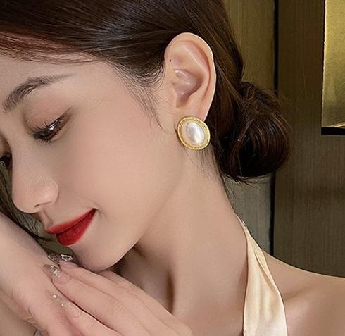 Hong Kong style retro pearl earrings for women, 2024 new popular item, internet celebrity, light luxury temperament, niche design, high-end earrings