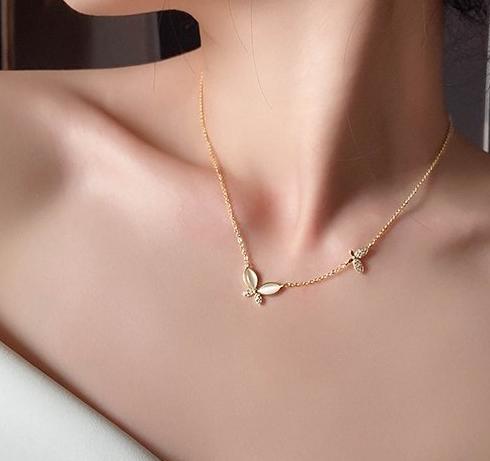 Internet celebrity cat eye stone butterfly necklace for women in 2024, trendy, light luxury, niche, collarbone chain, cool and cool style accessory