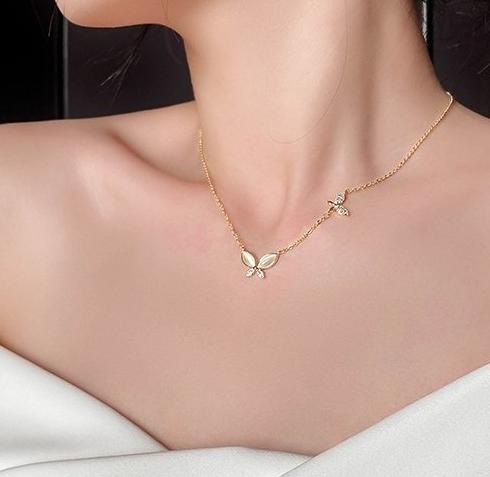 Internet celebrity cat eye stone butterfly necklace for women in 2024, trendy, light luxury, niche, collarbone chain, cool and cool style accessory