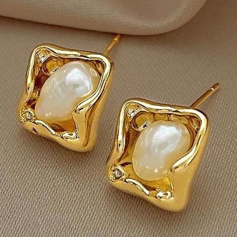 Irregular metal pearl earrings for women 2024 new popular item, niche design, unique earring temperament, ear accessories