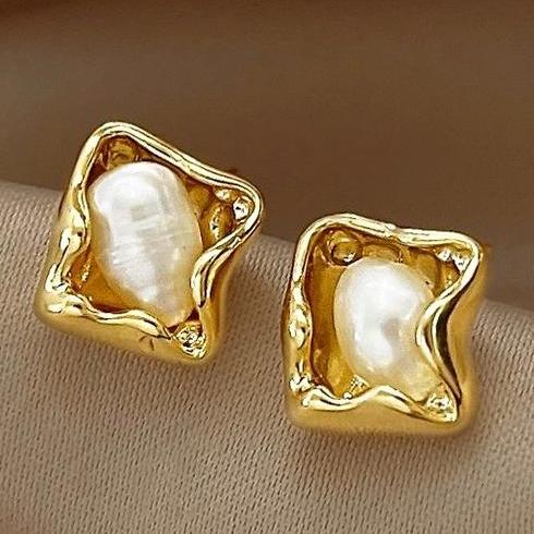 Irregular metal pearl earrings for women 2024 new popular item, niche design, unique earring temperament, ear accessories