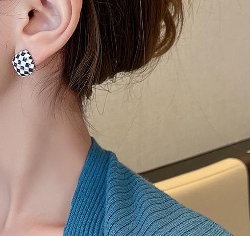 Jinglei temperament square checkerboard pattern earrings for female niche design, unique high-end feeling, light luxury, 2024 new earrings