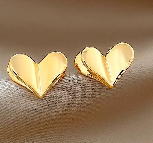 Korean style fashionable and versatile three-dimensional heart earrings for women in summer, simple temperament earrings, niche design, high-end feeling earrings