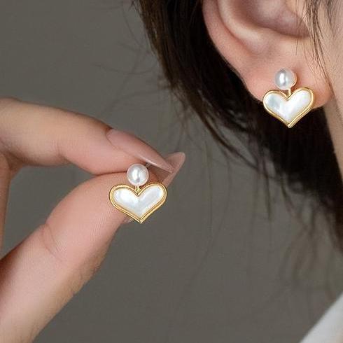 Korean temperament pearl mother of pearl heart-shaped earrings for women's summer, light luxury and elegant silver stud post earrings, fashionable and high-end ear accessories