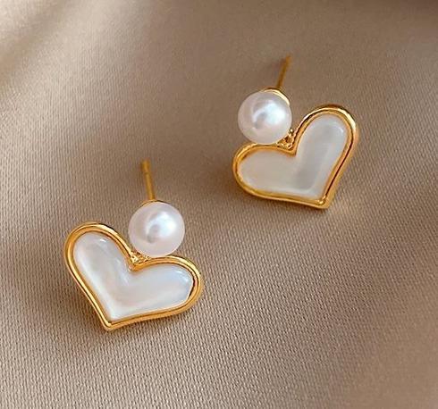 Korean temperament pearl mother of pearl heart-shaped earrings for women's summer, light luxury and elegant silver stud post earrings, fashionable and high-end ear accessories