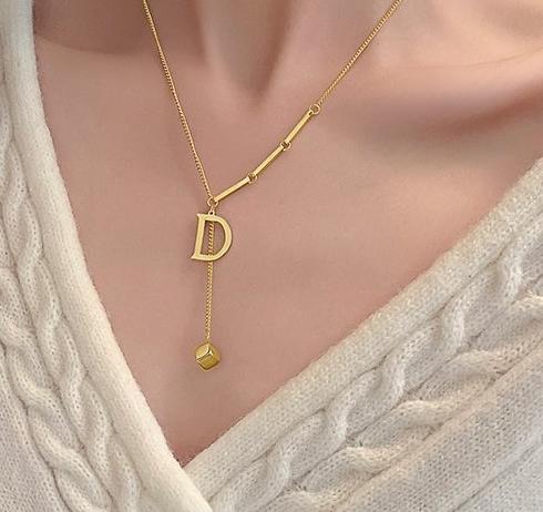 Letter D titanium steel necklace for women, light luxury, niche short style choker chain 2024 new popular trend collarbone chain accessories