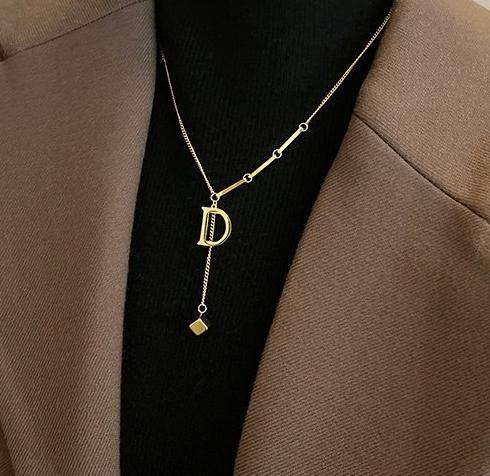 Letter D titanium steel necklace for women, light luxury, niche short style choker chain 2024 new popular trend collarbone chain accessories