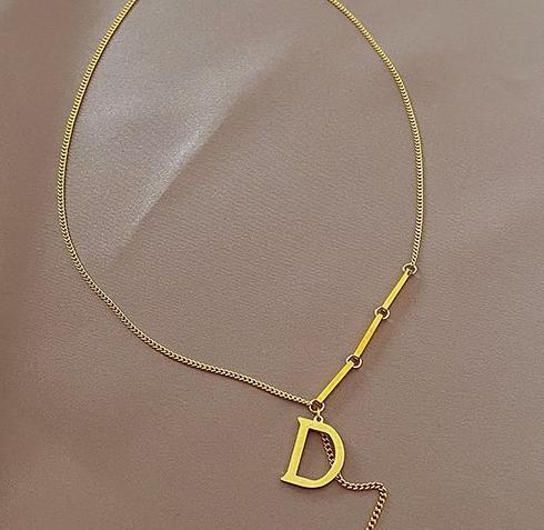 Letter D titanium steel necklace for women, light luxury, niche short style choker chain 2024 new popular trend collarbone chain accessories