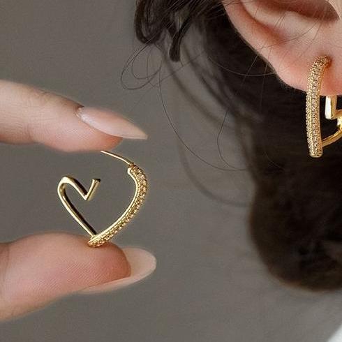 Light luxury and elegant zircon heart-shaped earrings, fashionable and elegant earrings for socialites, niche design, high-end silver stud post earrings