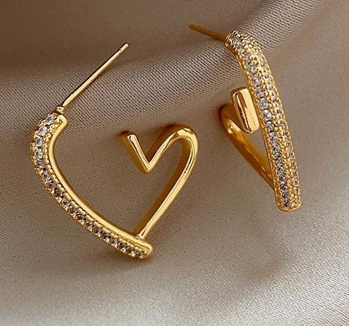 Light luxury and elegant zircon heart-shaped earrings, fashionable and elegant earrings for socialites, niche design, high-end silver stud post earrings