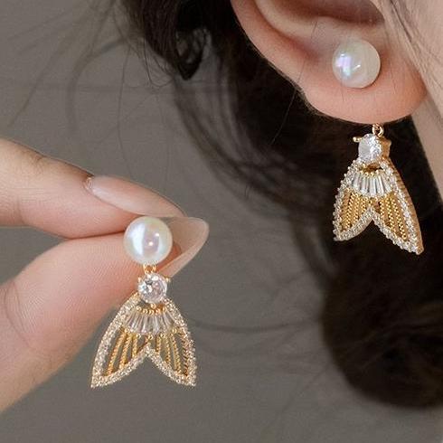 Light luxury mermaid maiden fish tail pearl earrings, women's summer niche design zircon earrings, internet famous fashionable high-end earrings