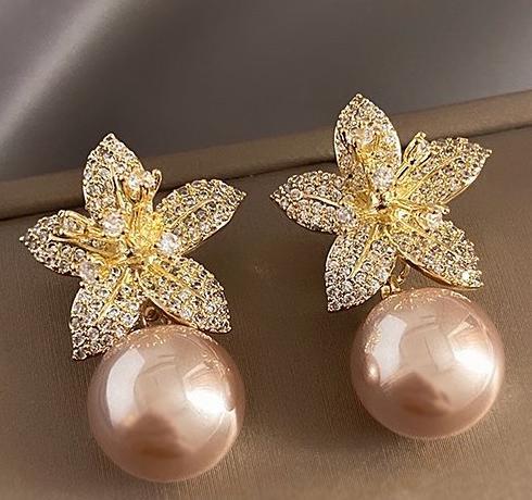 Light luxury petal pearl earrings for women's summer niche design earrings 2024 new trendy and high-end ear accessories