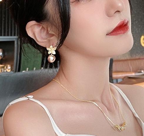 Light luxury petal pearl earrings for women's summer niche design earrings 2024 new trendy and high-end ear accessories