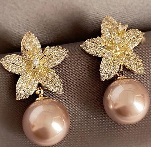 Light luxury petal pearl earrings for women's summer niche design earrings 2024 new trendy and high-end ear accessories