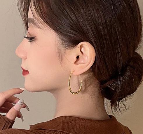 Light luxury, simple and exaggerated earrings, 2024 new popular item, niche design, fashionable temperament, high-end sense, versatile earrings