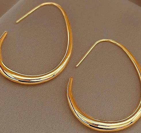 Light luxury, simple and exaggerated earrings, 2024 new popular item, niche design, fashionable temperament, high-end sense, versatile earrings