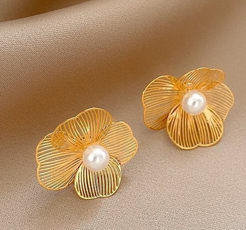 Light luxury temperament, golden brushed camellia pearl earrings, female niche design, high-end earrings, exquisite ear accessories