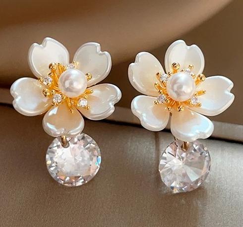 Light luxury temperament, pearl zircon flower earrings, women's summer sweet and elegant high-end earrings, ins style fashionable earrings