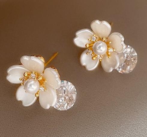 Light luxury temperament, pearl zircon flower earrings, women's summer sweet and elegant high-end earrings, ins style fashionable earrings