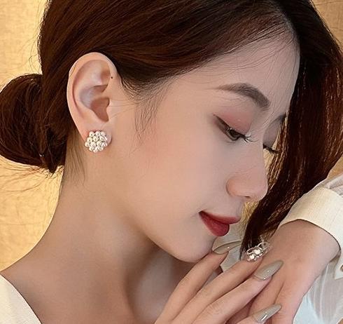 Light luxury temperament surrounded by pearl earrings for women 2024 new trend simple rice ball pearl earrings versatile super fairy earrings