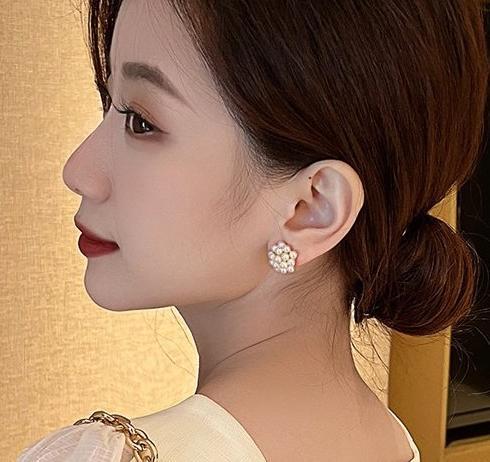 Light luxury temperament surrounded by pearl earrings for women 2024 new trend simple rice ball pearl earrings versatile super fairy earrings