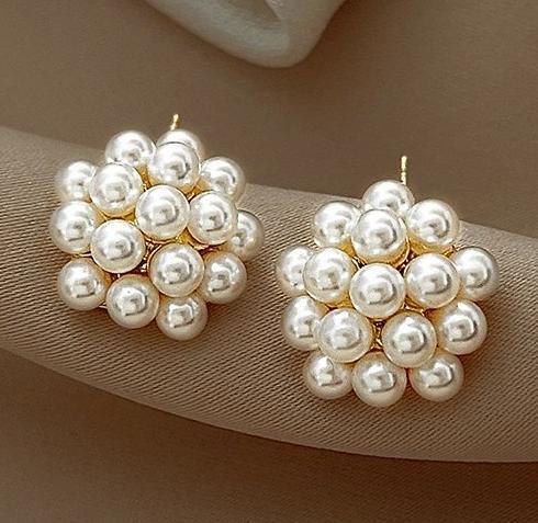 Light luxury temperament surrounded by pearl earrings for women 2024 new trend simple rice ball pearl earrings versatile super fairy earrings