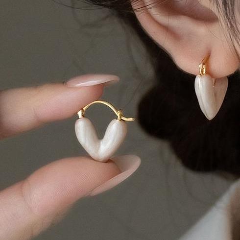 Liu Yifei's heart-shaped earrings with a female niche design, high-end feel, drop glazed earrings, unique temperament, ear buckle earrings