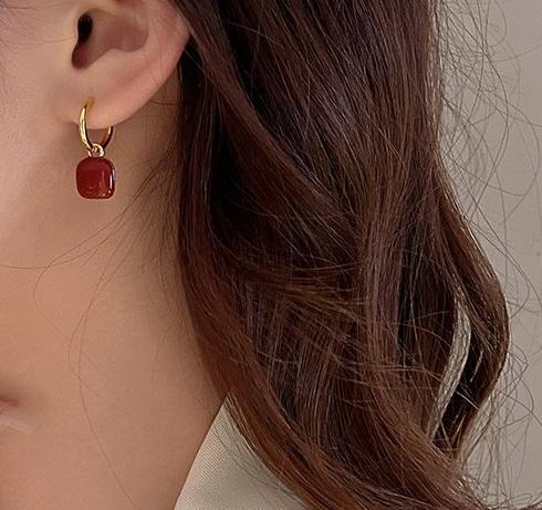 Lost a drop glazed red earring with a female 2024 new light luxury high-end earring with a niche design