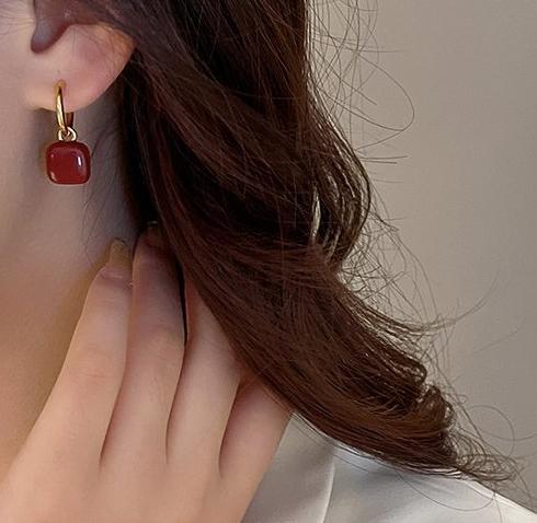 Lost a drop glazed red earring with a female 2024 new light luxury high-end earring with a niche design