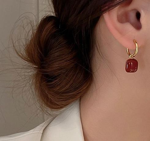 Lost a drop glazed red earring with a female 2024 new light luxury high-end earring with a niche design