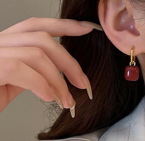 Lost a drop glazed red earring with a female 2024 new light luxury high-end earring with a niche design