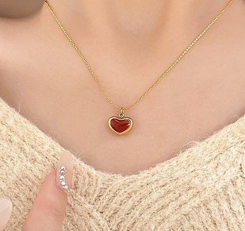 Love pendant necklace for women, 2024 new popular item, light luxury, niche, high-end for girls, birthday collarbone chain accessory