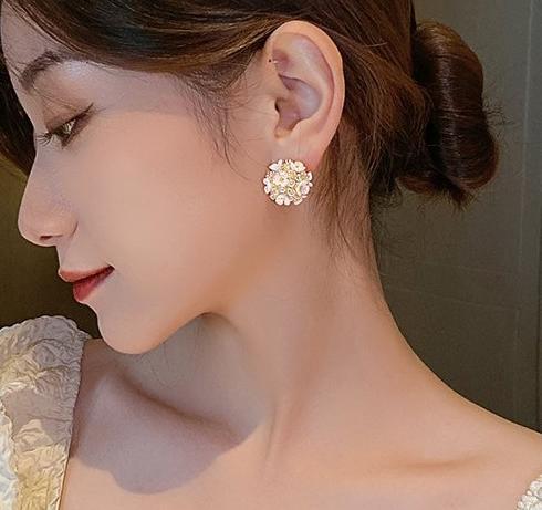 Luxurious Flower Shell Pearl Earrings 2024 New Popular Trendy Earrings, Small Style, High End Earrings for Women