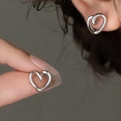 Minimally hollowed out metal heart earrings with a female niche design, high-end and fashionable girl earrings, versatile and elegant earrings