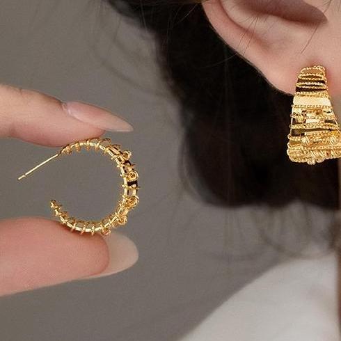 Minimally sophisticated hollowed out C-ring summer earrings with a niche design, exquisite and unique gold retro new Chinese style earrings