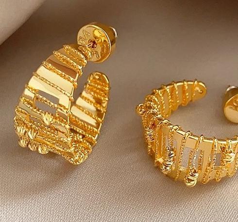 Minimally sophisticated hollowed out C-ring summer earrings with a niche design, exquisite and unique gold retro new Chinese style earrings